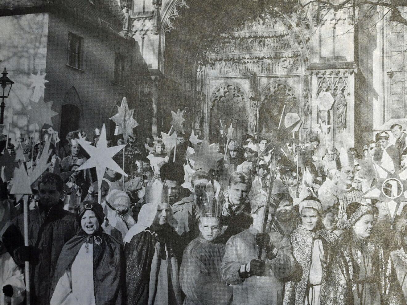 sz-10-1-93-nach-dem-wortgottesdienst-im-dom-zogen-ueber-1000-sternsinger-zum-rathausplatz-foto-johannes-kopp