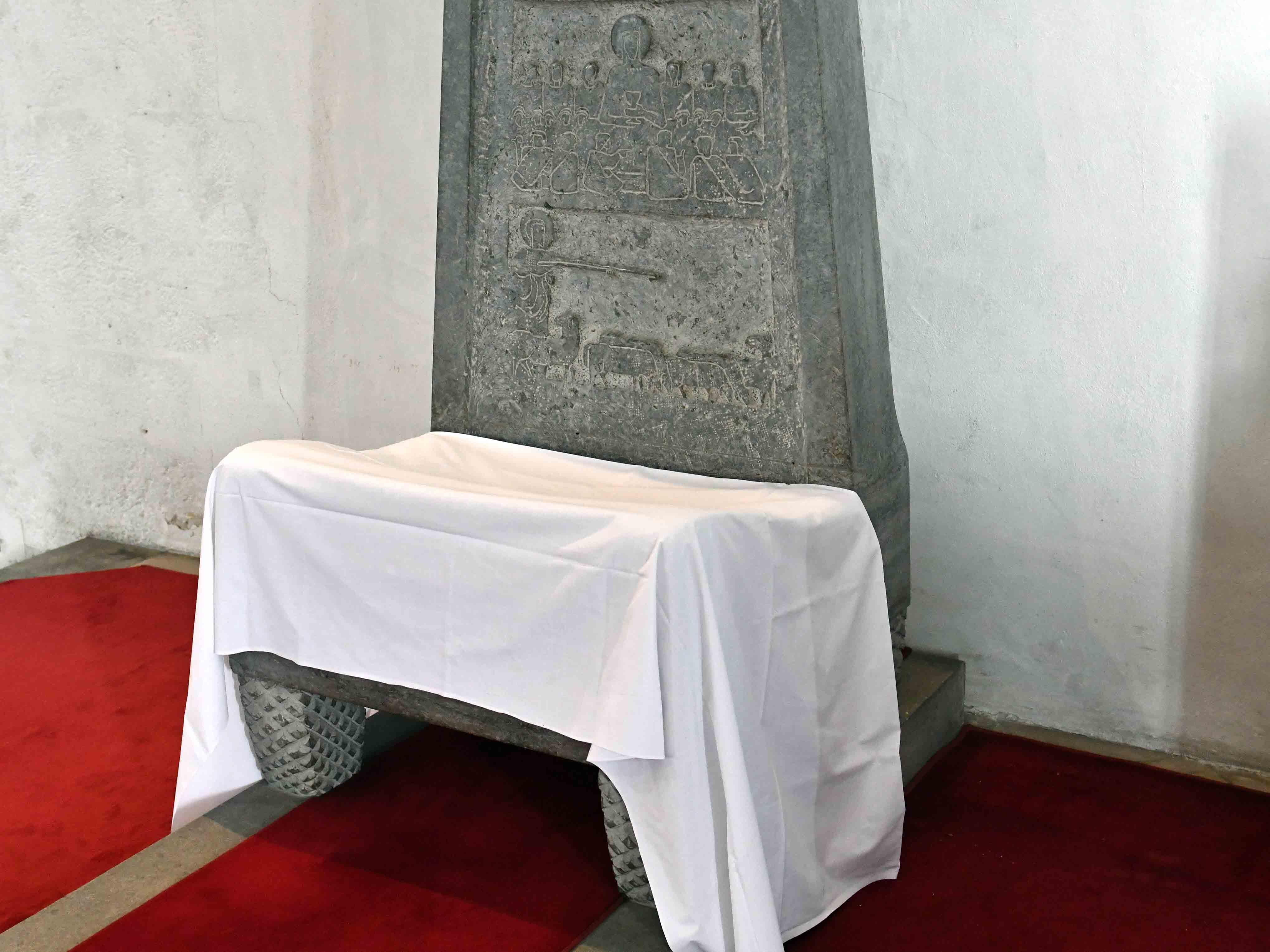 Verhüllte Kathedra im Augsburger Dom. (Foto: Nicolas Schnall / pba.)