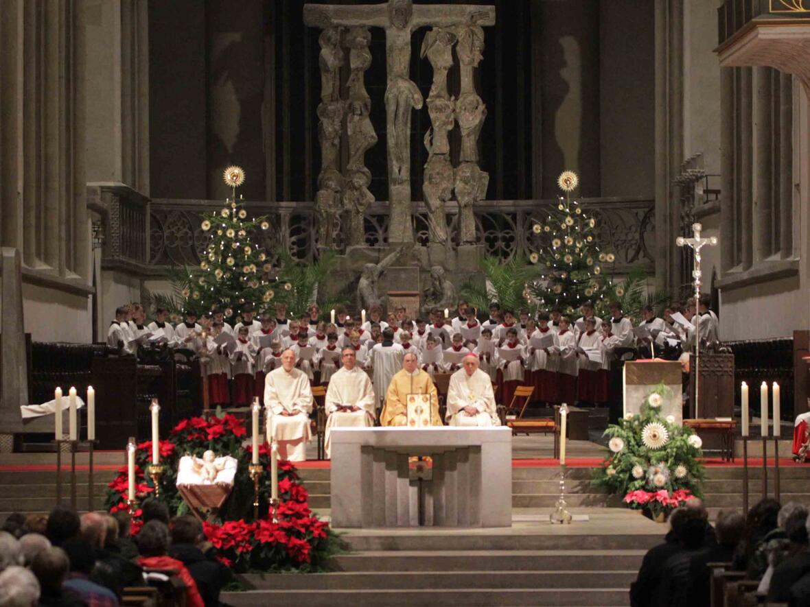In der Christmette im Hohen Dom hat der Diözesanadministrator heute des Geheimnis der Geburt Christi gedeutet. (Fotos: Annette Zoepf/pba)