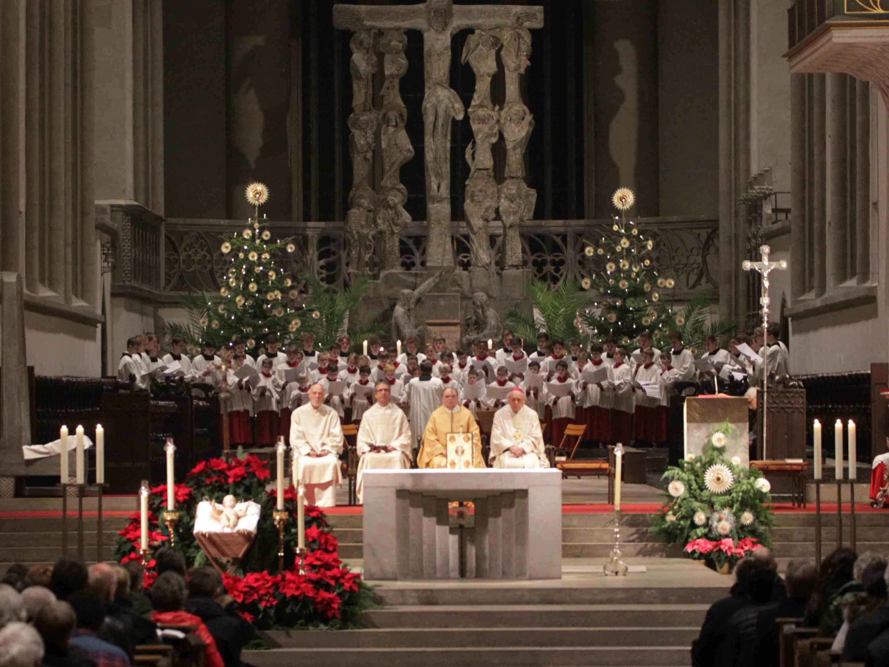 In der Christmette im Hohen Dom hat der Diözesanadministrator heute des Geheimnis der Geburt Christi gedeutet. (Fotos: Annette Zoepf/pba)