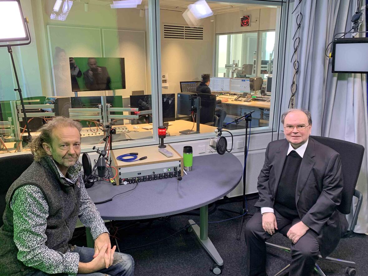 Im Studiogespräch: Der ernannte Bischof Bertram Meier mit dem BR-Kollegen von "Mittags in Schwaben" (Foto: BR / Tina Buchta).