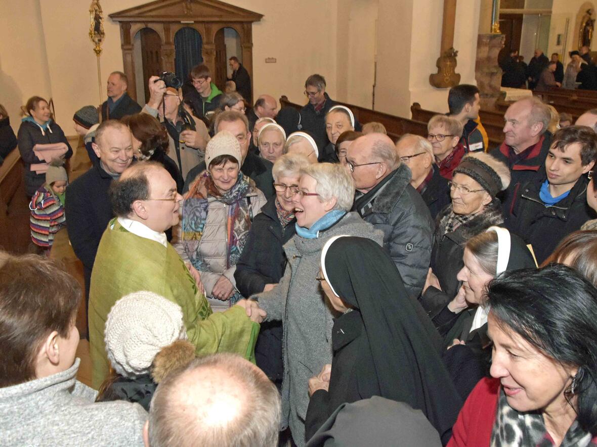 Etliche Gläubige in Dillingen nutzten die Chance, den designierten Augsburger Bischof Dr. Bertram Meier persönlich zu begrüßen. (Foto: SonntagsZeitung / Bunk) 