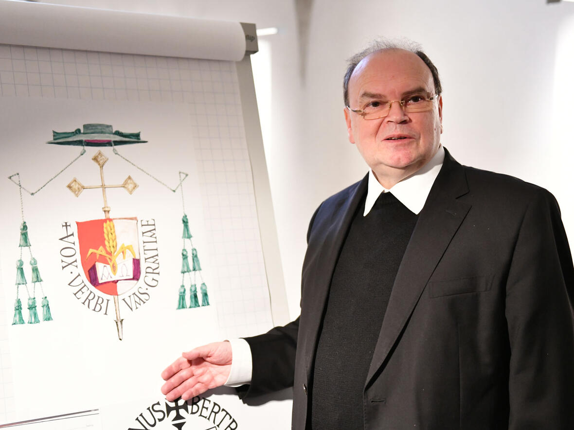 Prälat Dr. Bertram Meier stellt sein Bischofswappen vor (Foto Julian Schmidt_pba)