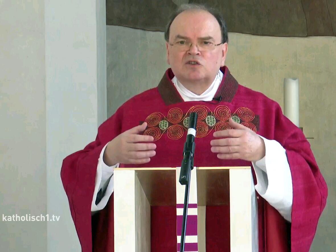 Predigt des ernannten Bischofs in der Kapelle des Bischofshauses. (Bild: Livestream katholisch1.tv)