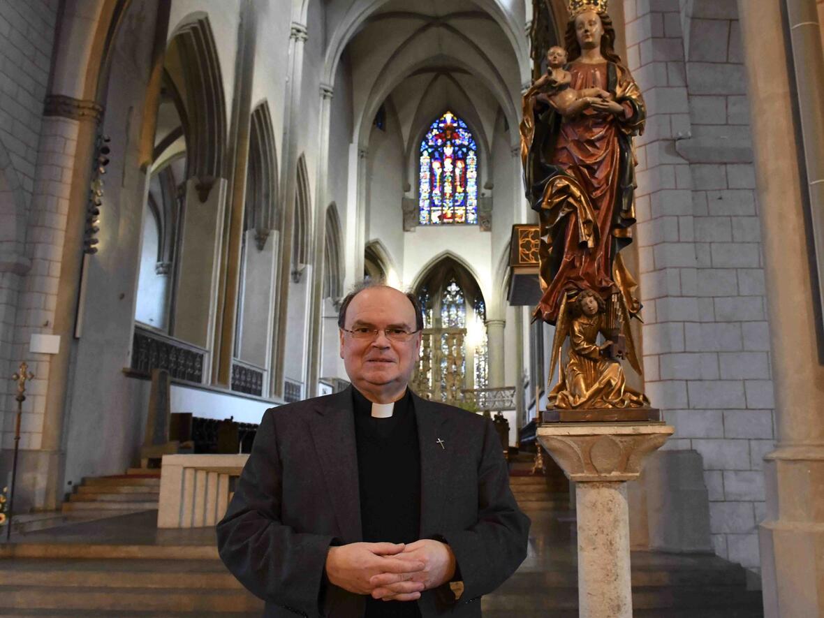 Unser ernannter Bischof vor der spätgotischen Madonna im Hohen Dom zu Augsburg. (Foto: Daniel Jäckel/pba)