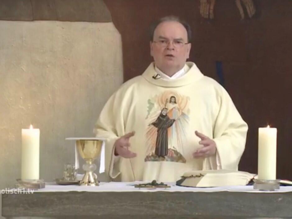 Das heutige Messgewand von Bischof Bertram zeigte ein Motiv, das zum Barmherzigkeitssonntag passte. 