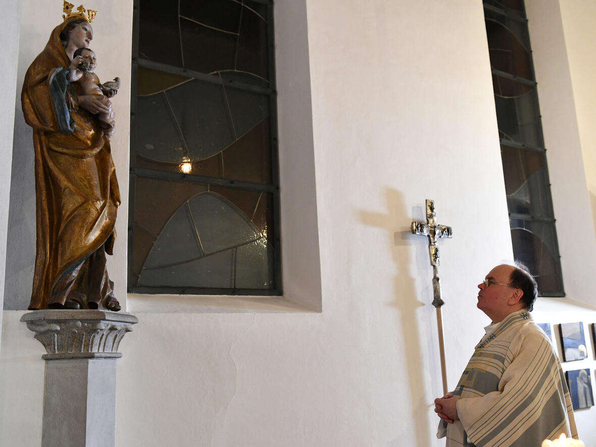 Der ernannte Bischof von Augsburg Dr. Bertram Meier vor einer Marienstatue in der Bischöflichen Hauskapelle (Foto: Daniel Jäckel / pba)