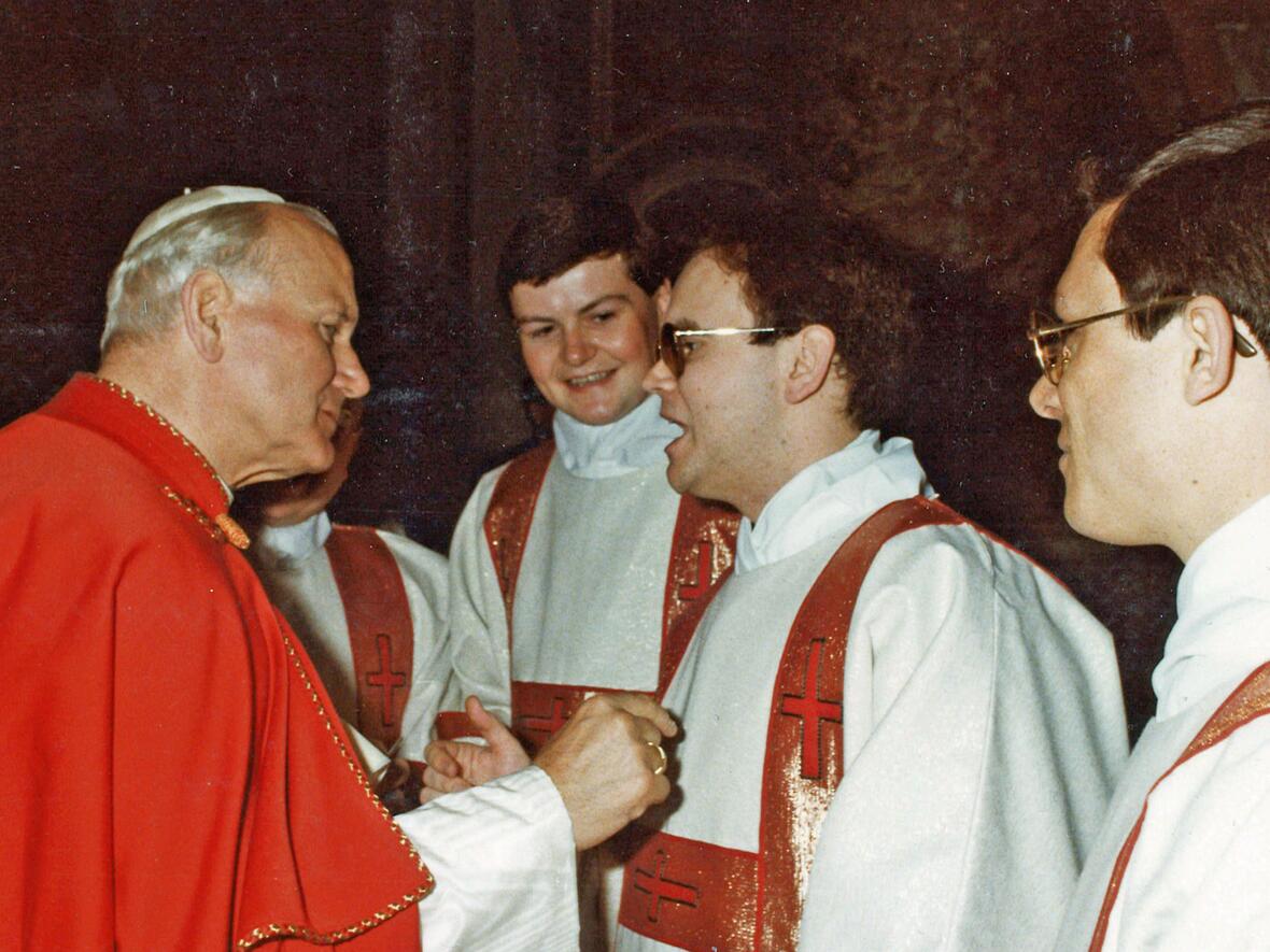 Gründonnerstag 1984: Papst Johannes Paul II mit Diakon Bertram Meier nach der Chrisammesse im Petersdom. (Archivfotos: privat / Osservatore Servizio Fotografico)
