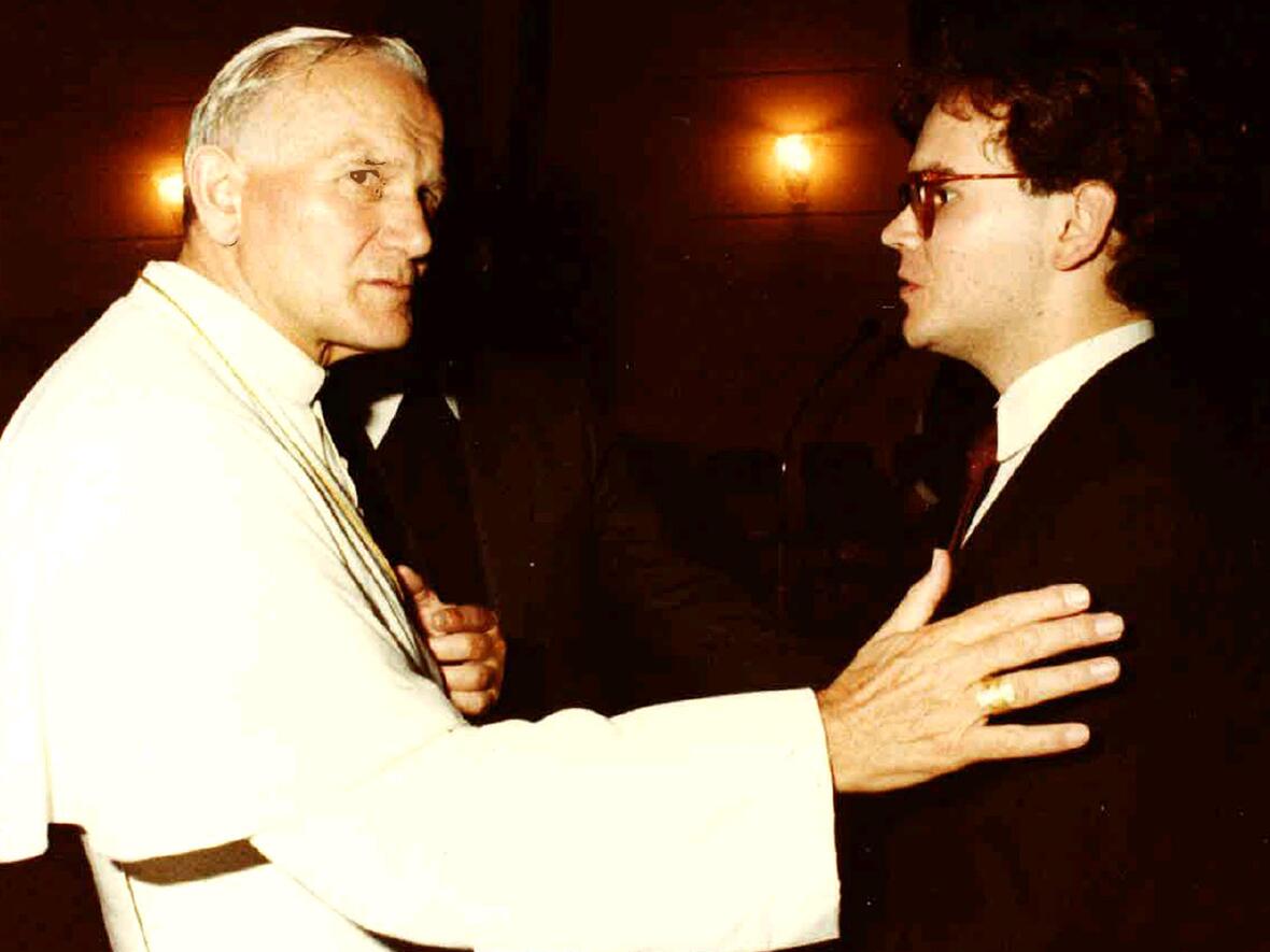 Papst Johannes Paul II besuchte 1981 das Germanikum in Rom und traf dort mit dem Theologiestudenten Bertram Meier zusammen.