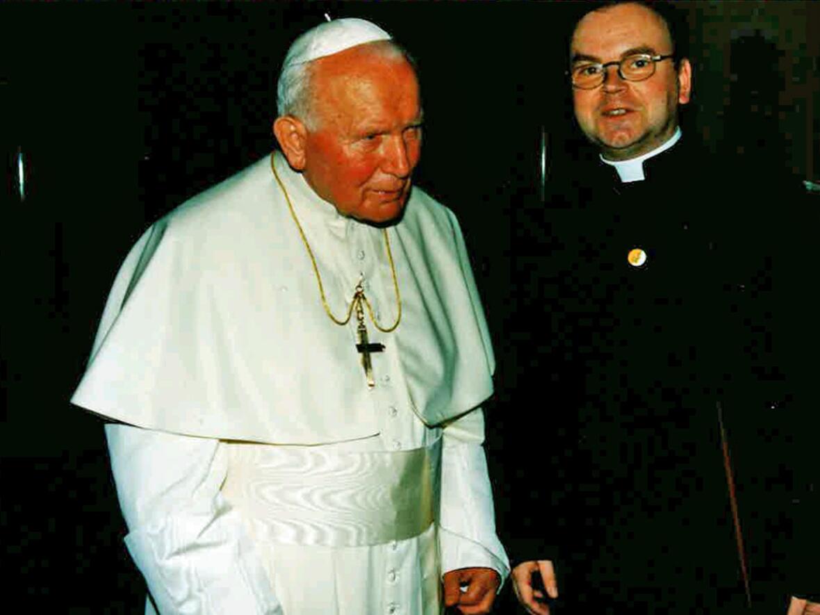 Als Leiter der deutschsprachigen Abteilung des vatikanischen Staatssekretariats begleitete Bertram Meier im Juni 1998 Papst Johannes Paul II bei seiner Pastoralreise nach Österreich.