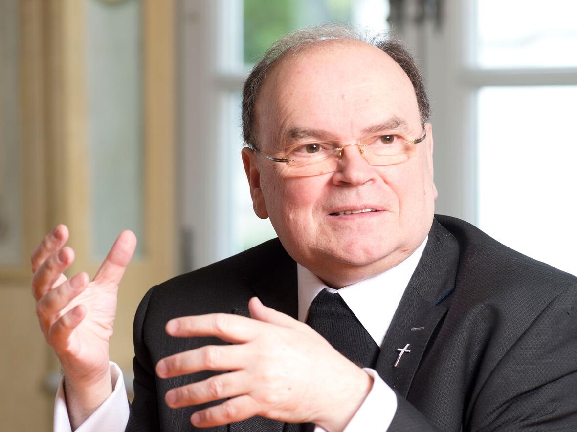 <p>Bischof Bertram im Gespräch (Foto: Bernd Müller / pba)</p>
