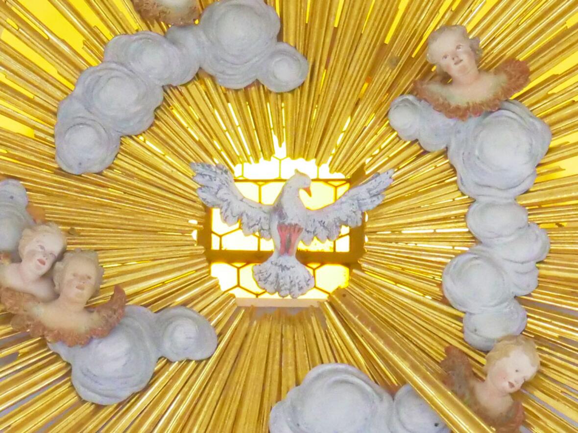 Darstellung des Heiligen Geistes in der Wallfahrtskirche "Unseres Herren Ruhe" in Friedberg (Foto: Julian Schmidt / pba)