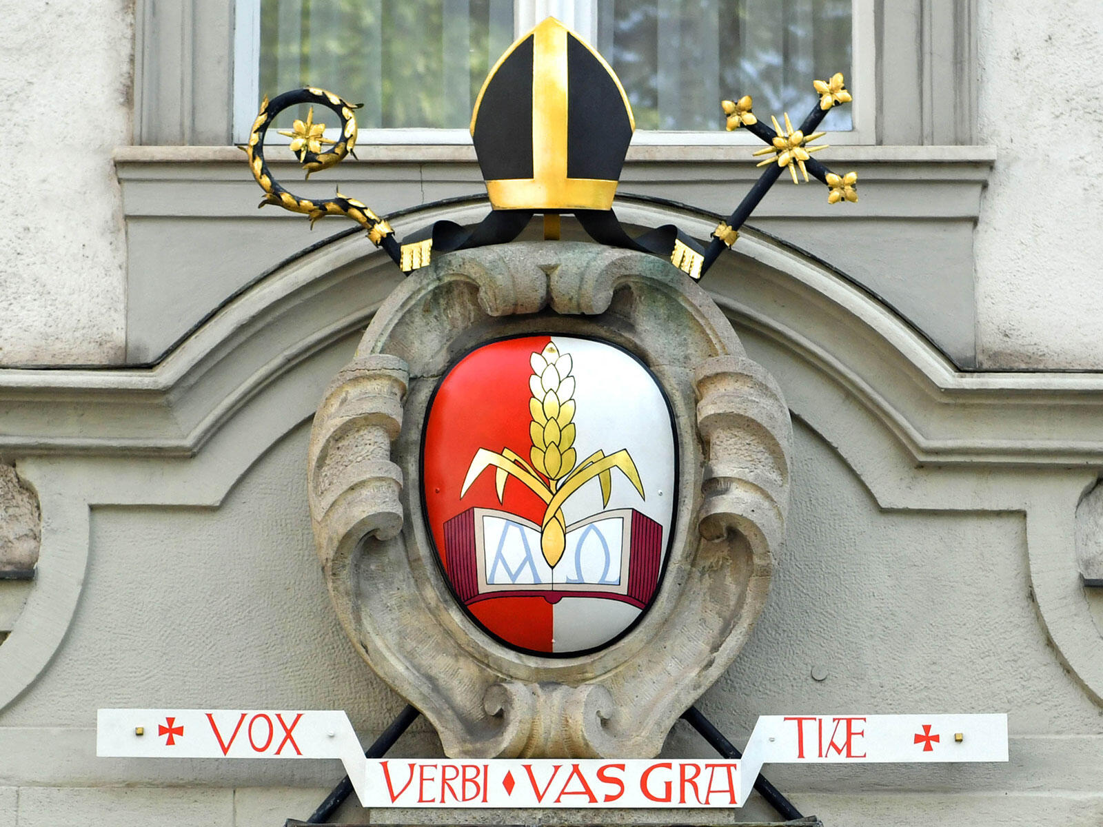 Das Wappen von Dr. Bertram Meier am Bischofshaus in Augsburg (Foto: Nicolas Schnall / pba)