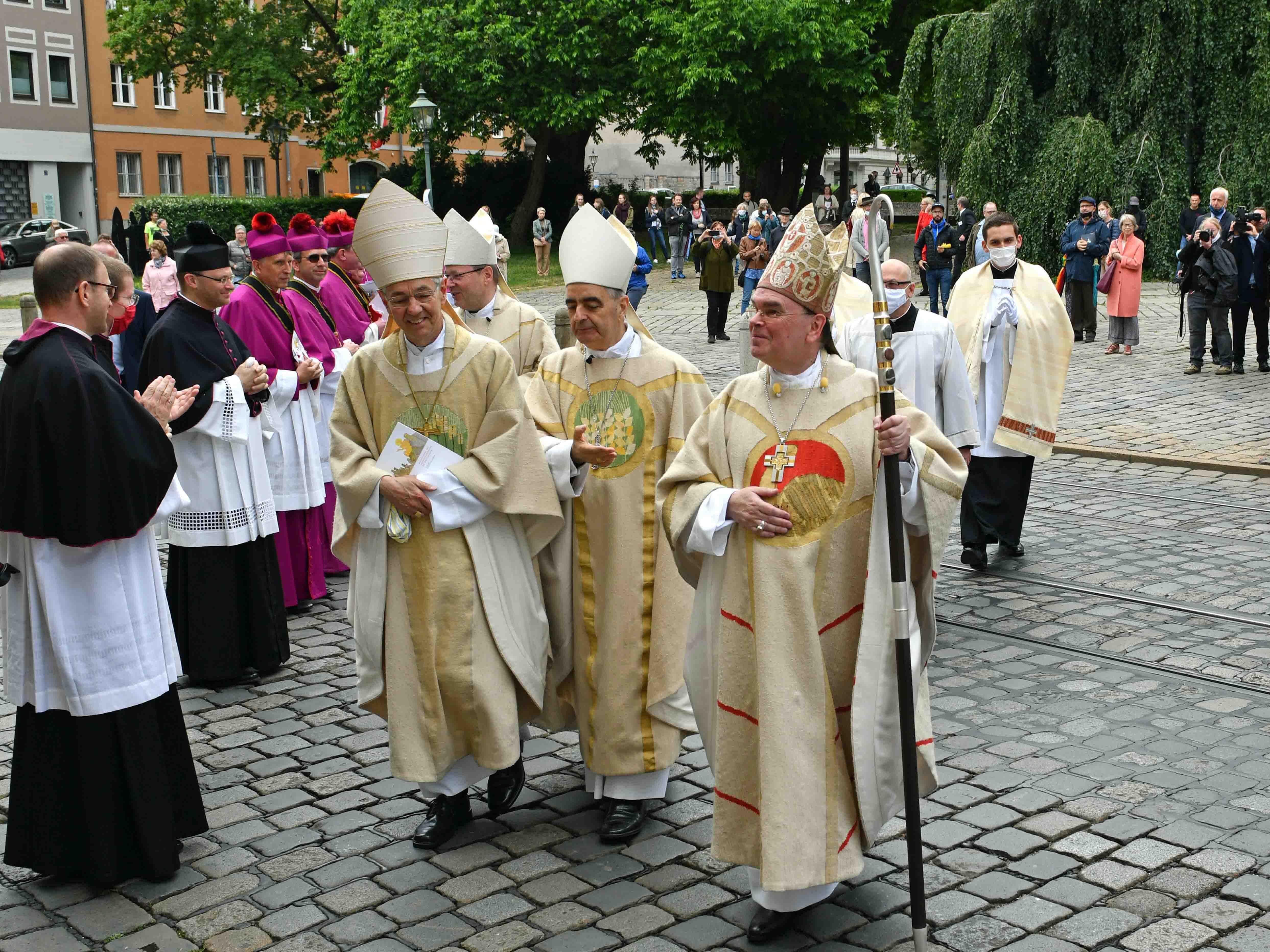 Klatschend heißen die Menschen ihren neuen Bischof, Dr. Bertram Meier, nach der Weihe willkommen. (Foto: Nicolas Schnall / pba)