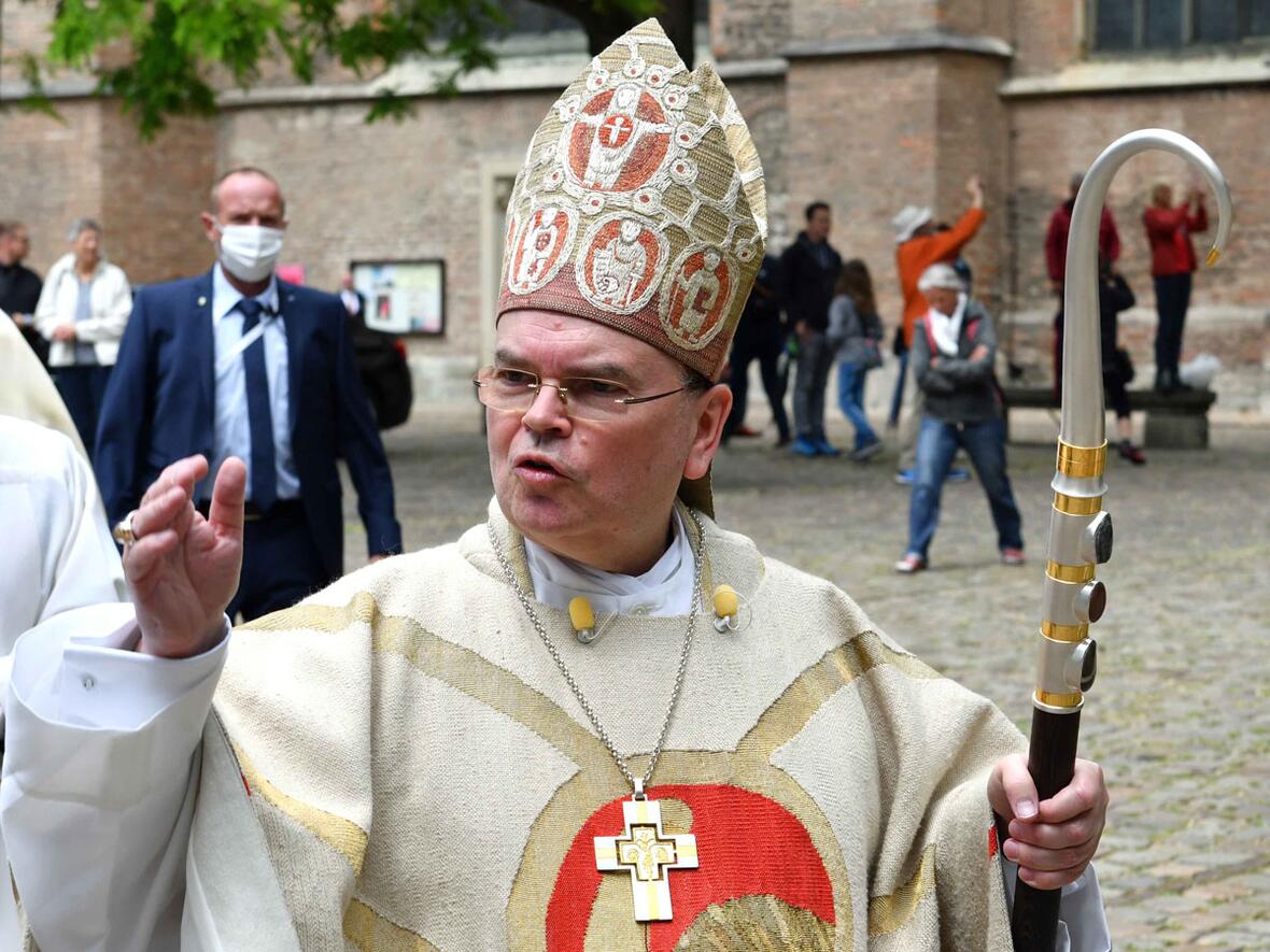 Bertram Meier mit den Insignien seines Bischofsamtes nach dem Weihegottesdienst im Hohen Dom (Foto: Nicolas Schnall / pba)
