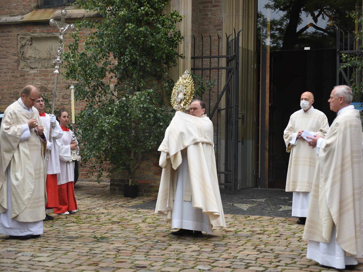 Zum heutigen Fronleichnamsfest segnete Bischof Dr. Bertram Meier die Stadt und ihre Bewohner. (Fotos: Maria Steber / pba)