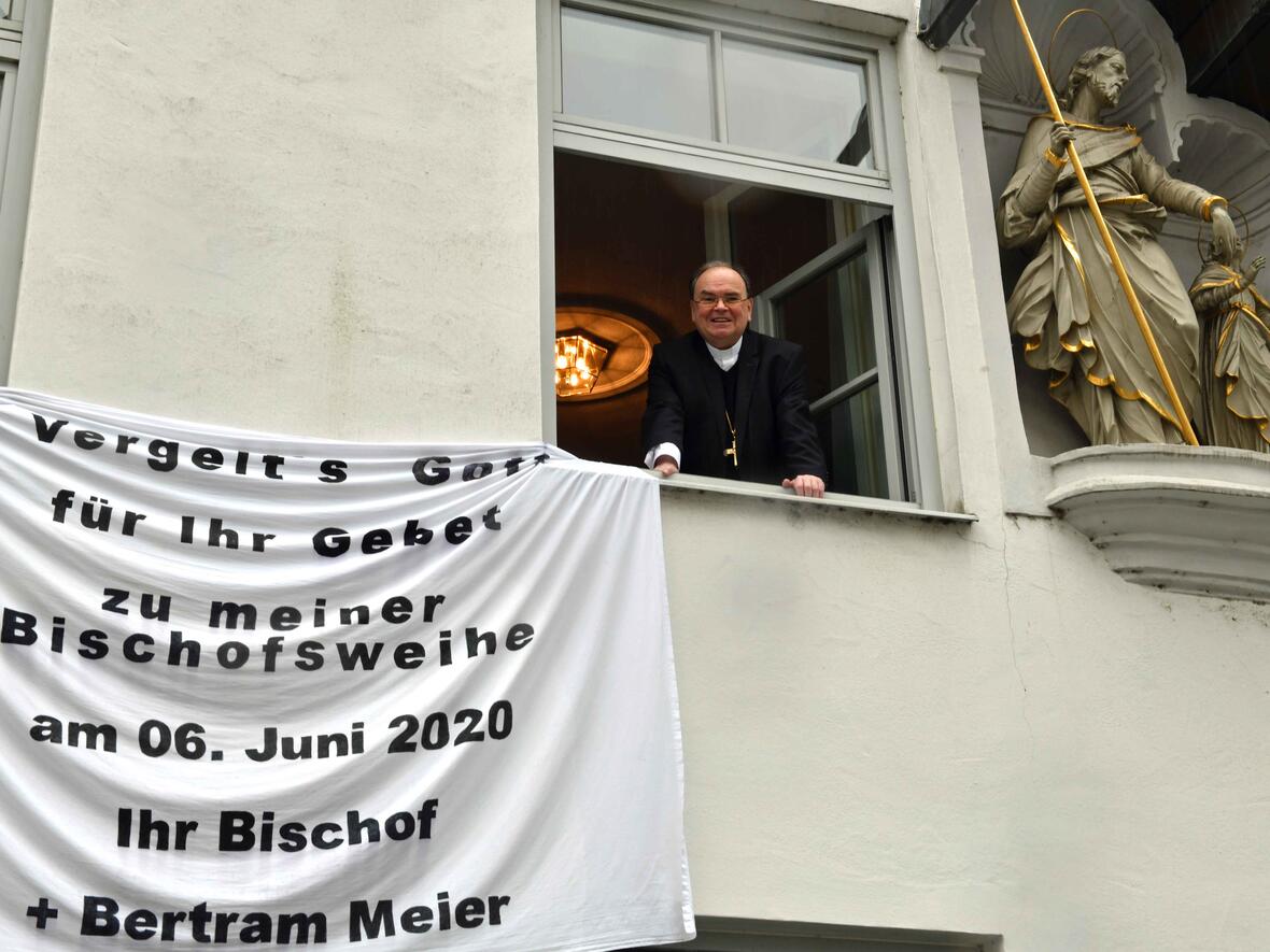 Auch am Bischofshaus bedankt sich Bischof Bertram seit dem Tag der Bischofsweihe mit einem Transparent. (Foto: Nicolas Schnall/pba)