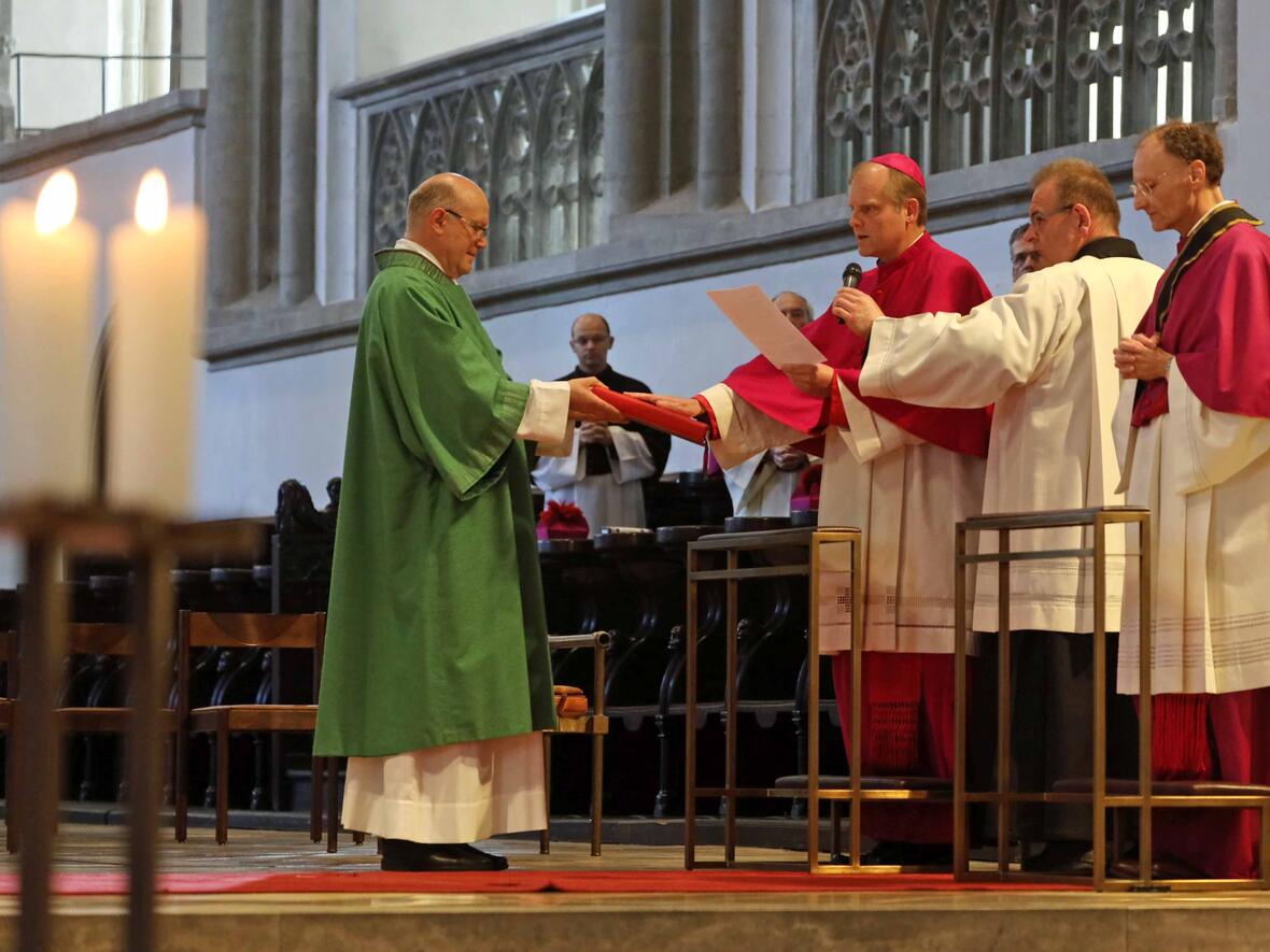 Weihbischof Florian Wörner beim Ablegen des Treueids zusammen mit (rechts) Domdekan Msgr. Dr. Wolfgang Hacker (Foto: Annette Zoepf/pba)
