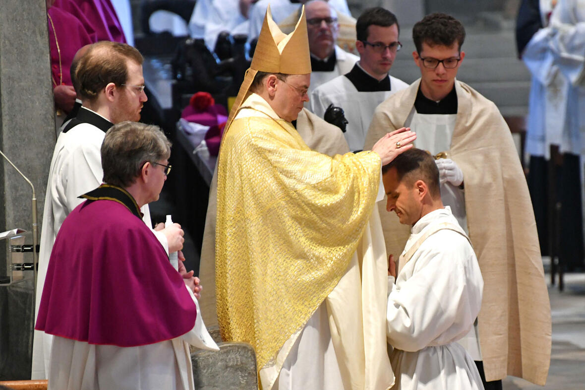 Bischof Bertram spendete vier Männern die Priesterweihe (Foto: Nicolas Schnall / pba)