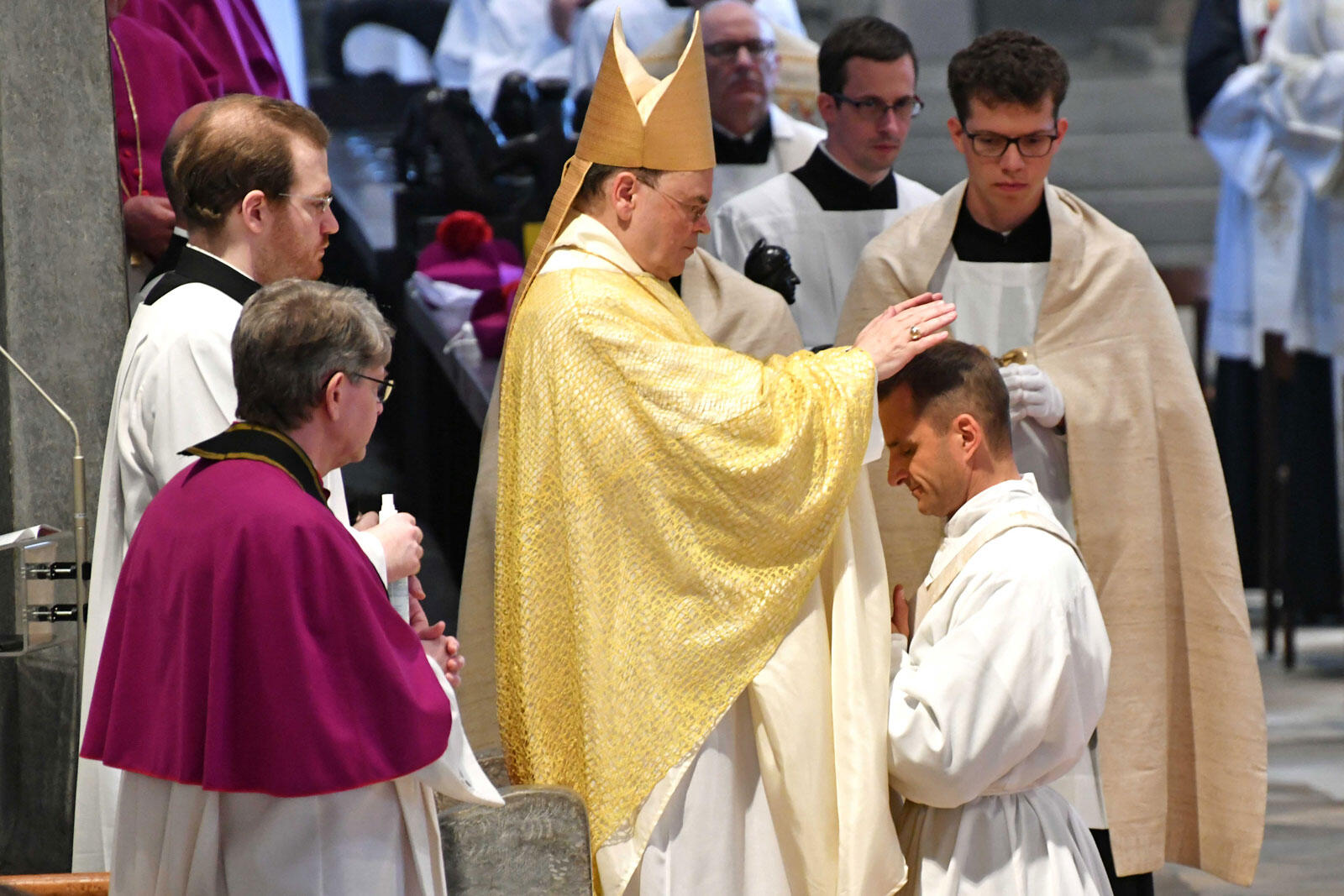 Bischof Bertram spendete vier Männern die Priesterweihe (Foto: Nicolas Schnall / pba)