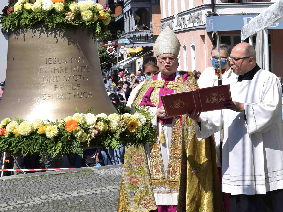 Bischof Dr. Bertram Meier segnete vor der Oberstdorfer Pfarrkirche St. Johannes Baptist die Friedensglocke. (Foto Verspohl-Nitsche / pdsf)