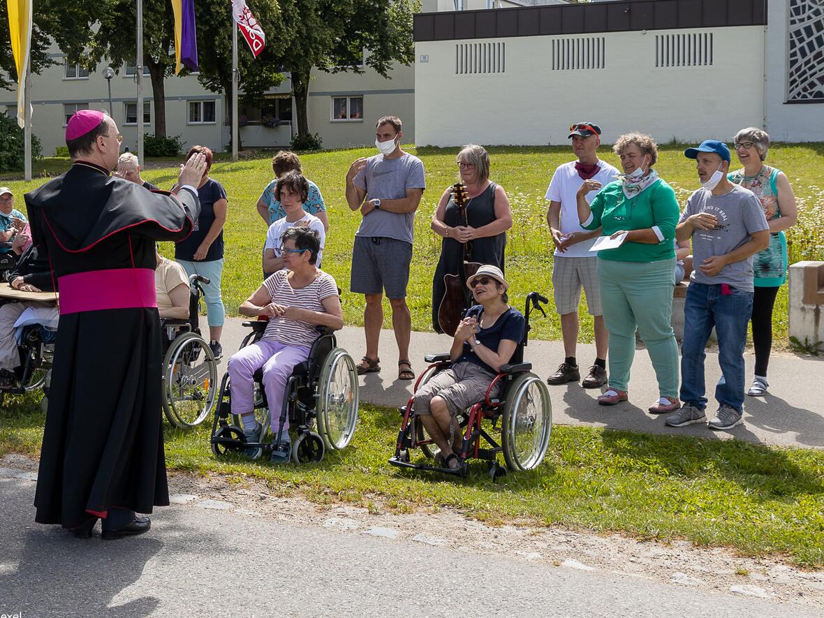 bischof-bertram-besucht-ursberg3801959