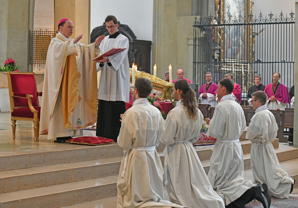 Bischof Bertram weiht vier Männer zu Diakonen (Foto: Julian Schmidt / pba)