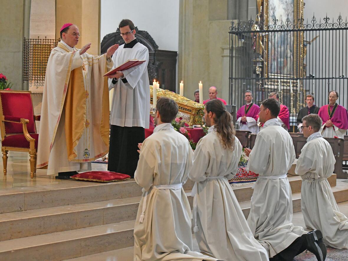 Bischof Bertram weiht vier Männer zu Diakonen (Foto: Julian Schmidt / pba)