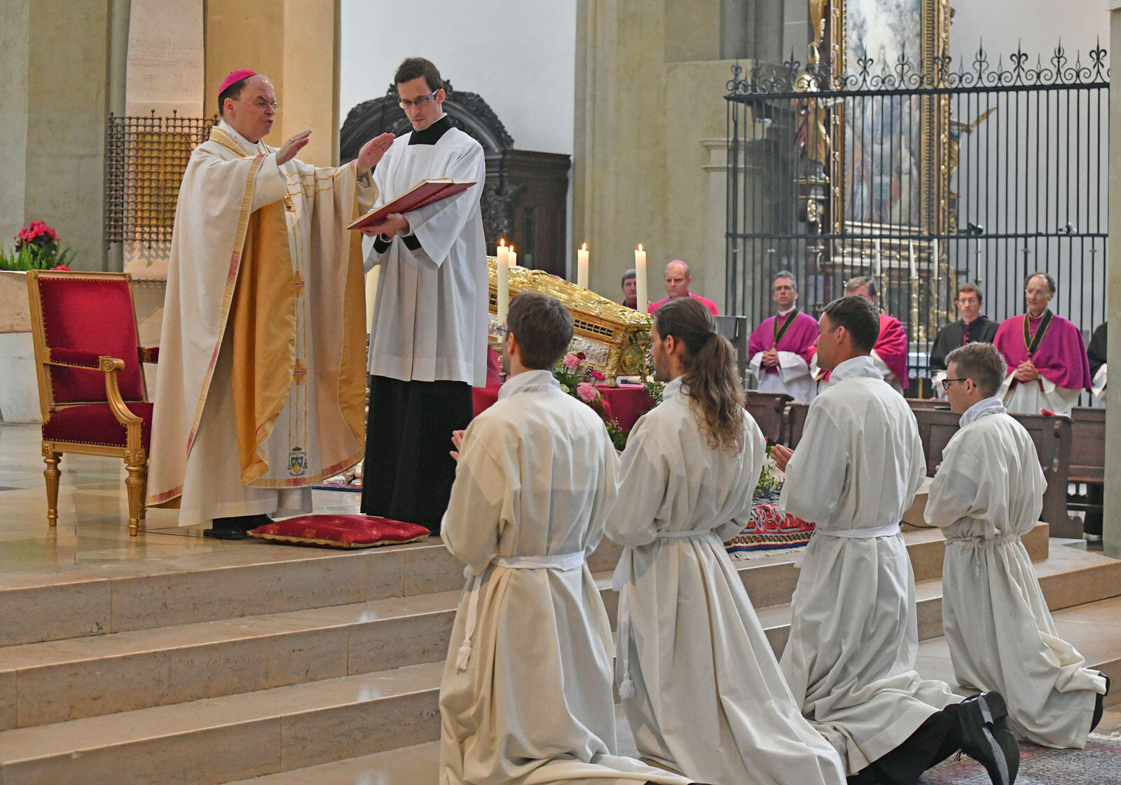 Bischof Bertram weiht vier Männer zu Diakonen (Foto: Julian Schmidt / pba)