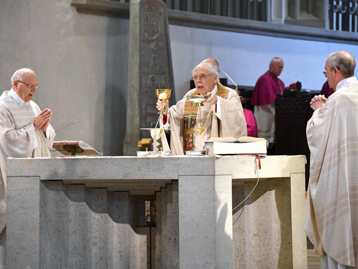 160 Jahre im priesterlichen Dienst: Weihbischof Grünwald zusammen mit den Konzelebranten Msgr. Franz-Reinhard Daffner und Prälat Karl-Heinz Zerrle. (Fotos: Nicolas Schnall / pba)