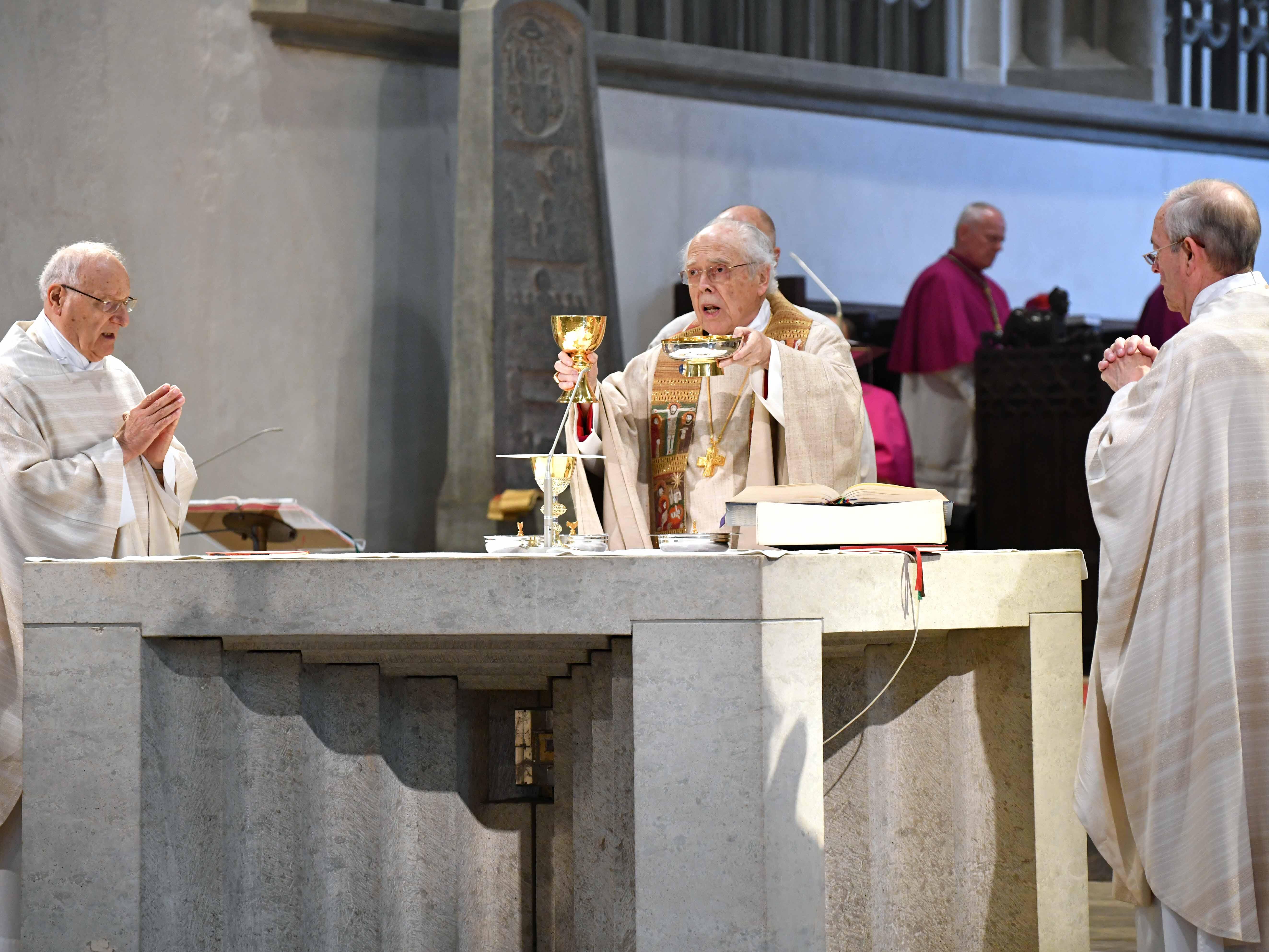 160 Jahre im priesterlichen Dienst: Weihbischof Grünwald zusammen mit den Konzelebranten Msgr. Franz-Reinhard Daffner und Prälat Karl-Heinz Zerrle. (Fotos: Nicolas Schnall / pba)