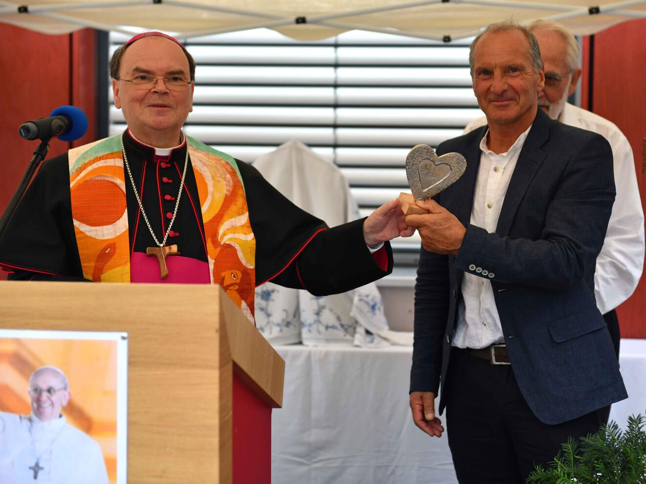 Bischof Dr. Bertram Meier überreicht Caritas-Geschäftsführer Dr. Walter Semsch ein Herz als Symbol für die Arbeit der Caritas. (Fotos: Julian Schmidt / pba)