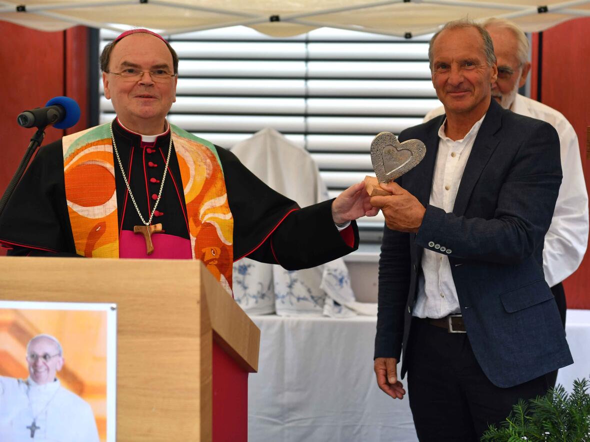 Bischof Dr. Bertram Meier überreicht Caritas-Geschäftsführer Dr. Walter Semsch ein Herz als Symbol für die Arbeit der Caritas. (Fotos: Julian Schmidt / pba)