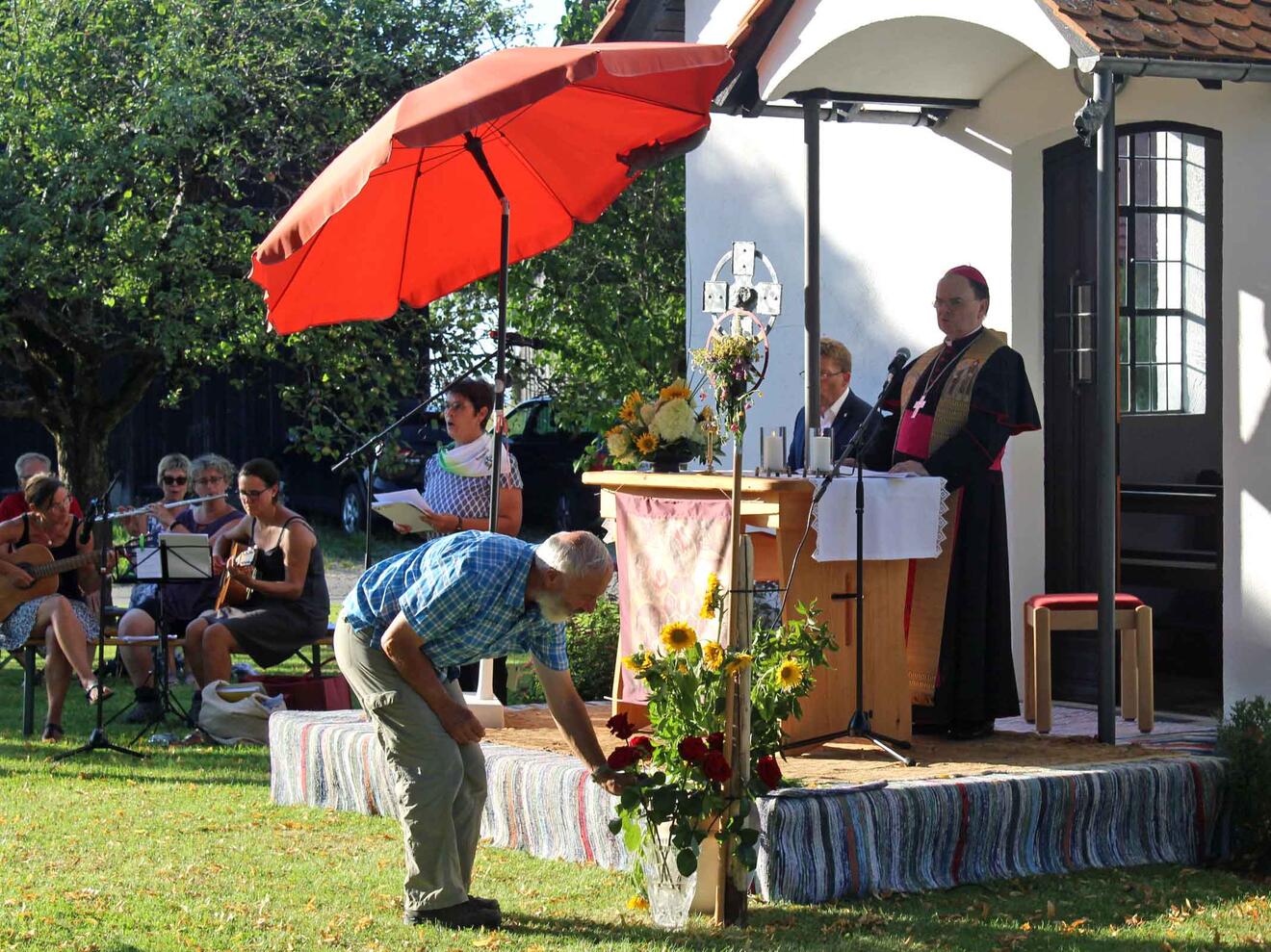 Die Pilger feierten mit Bischof Bertram vor der Walkenberger Bruder-Klaus-Kapelle einen Gottesdienst. (Fotos: KLB)