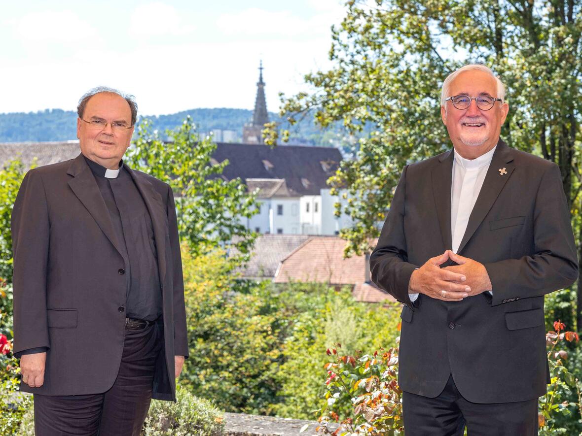 Vor malerischer Kulisse: Bischof Bertram und Bischof Gebhard begegnen sich in herzlicher Atmosphäre. (Foto: DRS / Jochen Wiedemann)