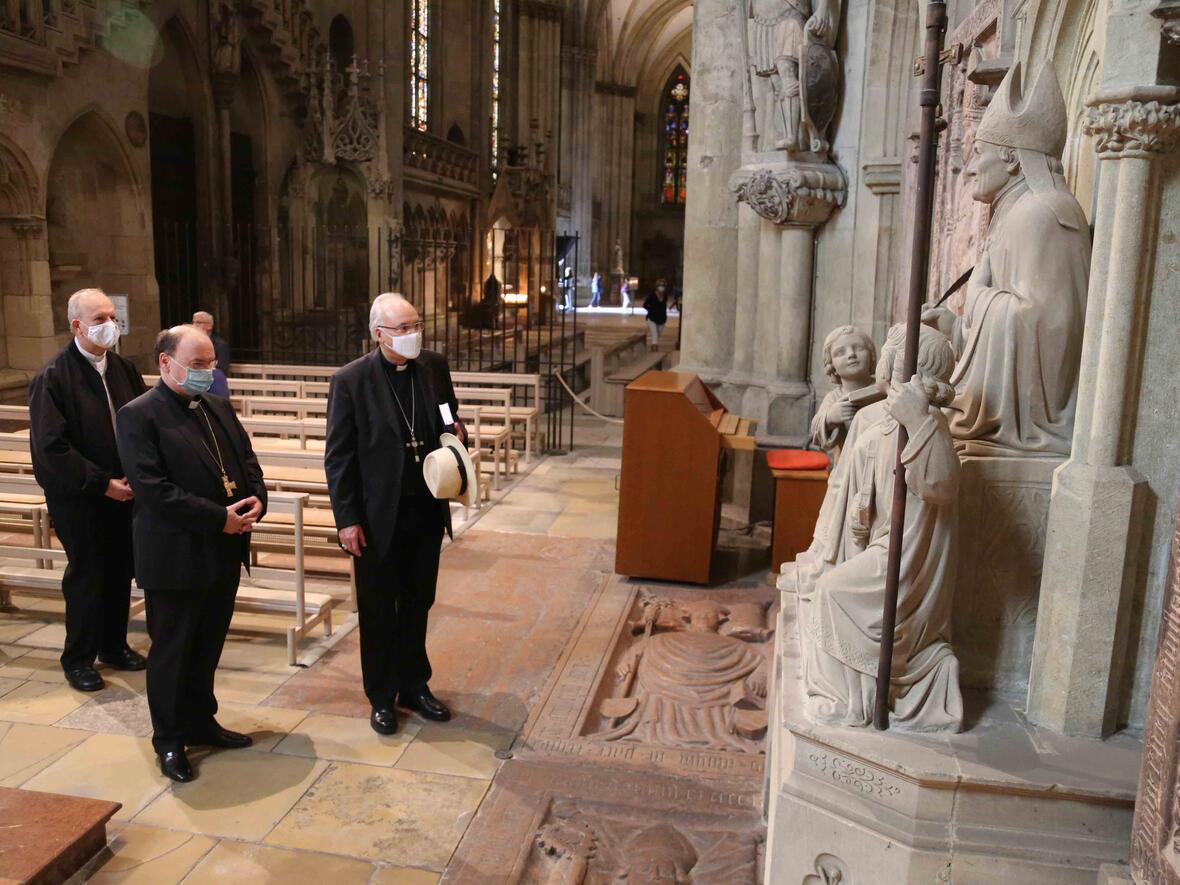 Gebet am Grab von Bischof Johann Michael Sailer, der aus Aresing im Bistum Augsburg stammt. (Foto: Veit Neumann)