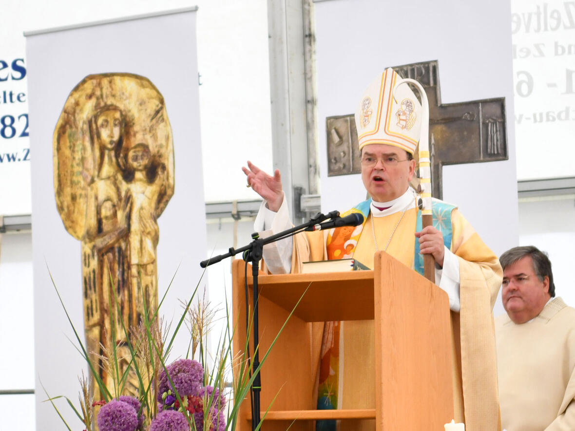 Bischof Dr. Bertram Meier beim Festgottesdienst zur Eröffnung der Bischof-Ulrich-Realschule Augsburg (Foto: Julian Schmidt / pba)