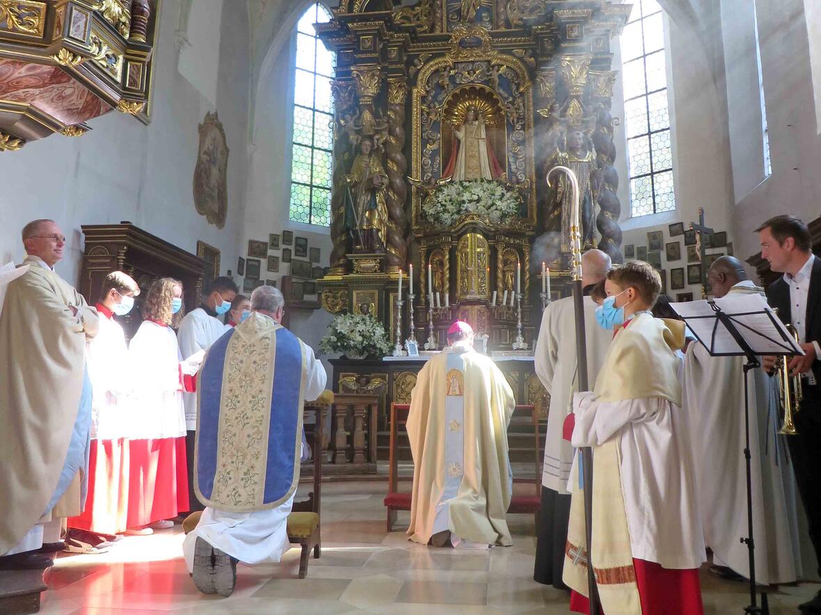 Bischof Bertram spricht anlässlich des Jubiläums das Weihegebet des Bistums an die Gottesmutter. (Fotos: Viktoria Zäch / pba)