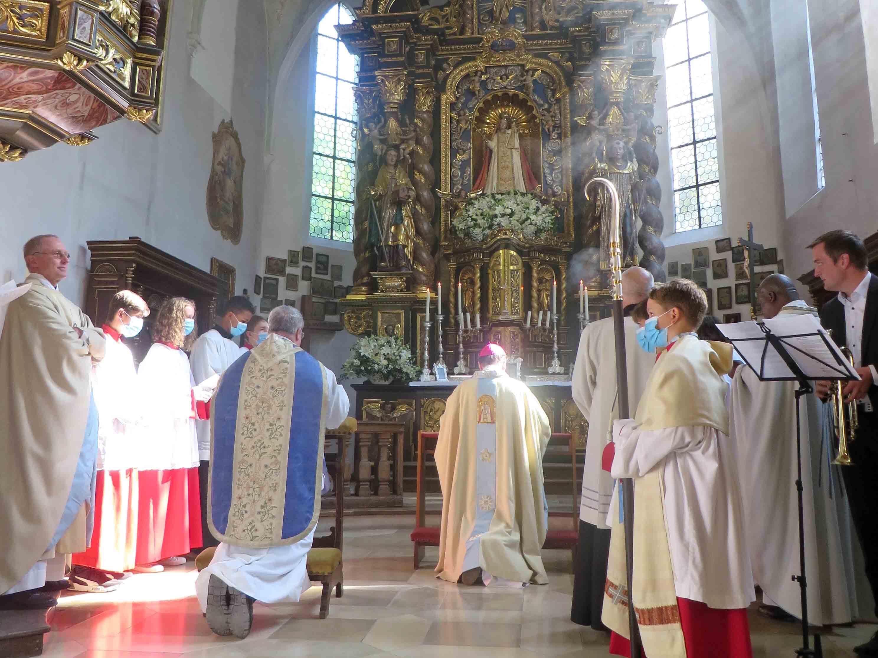 Bischof Bertram spricht anlässlich des Jubiläums das Weihegebet des Bistums an die Gottesmutter. (Fotos: Viktoria Zäch / pba)