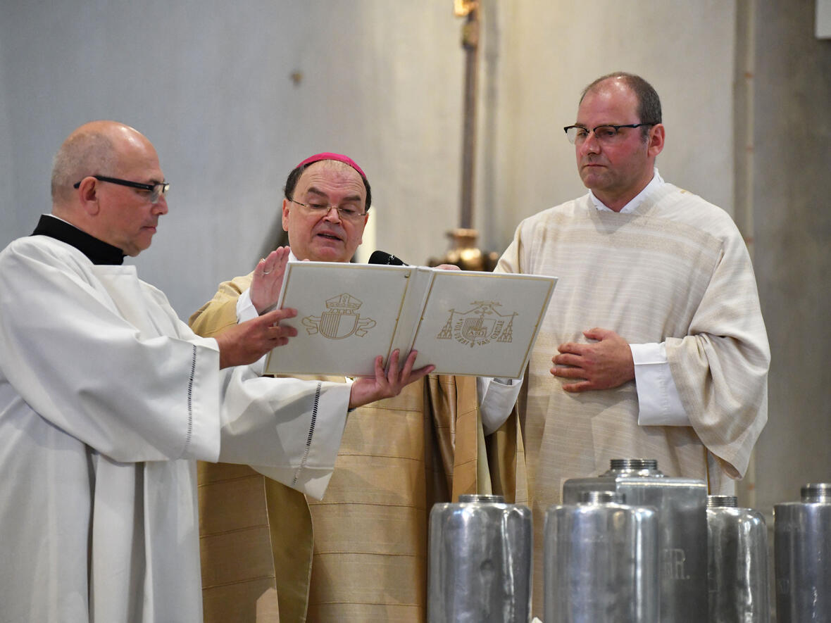 <p>Bischof Bertram weiht das Chrisamöl (Foto: Julian Schmidt / pba)</p>
