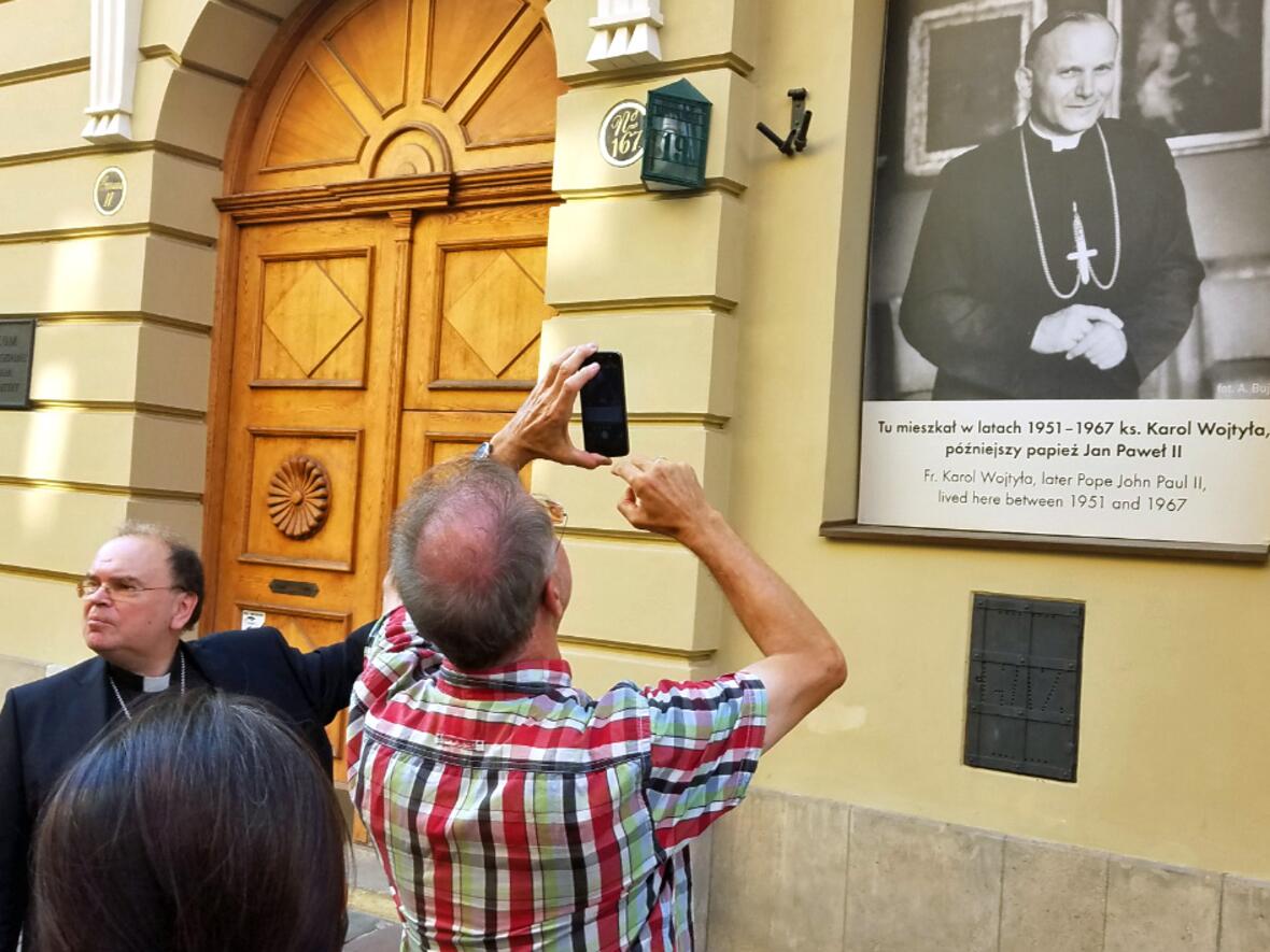 Die Pilger stehen in Krakau vor dem Haus, in dem Karol Wojtyla als Erzbischof wohnte. (Foto: Ulrich Schwab / Katholische SonntagsZeitung)