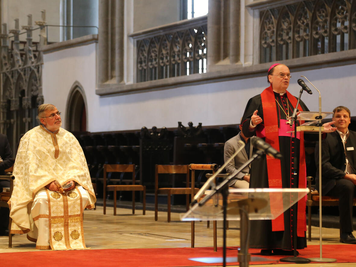 Bischof Bertram beim Kreuzweg für verfolgte Christen im Hohen Dom (Foto: Kirche in Not)