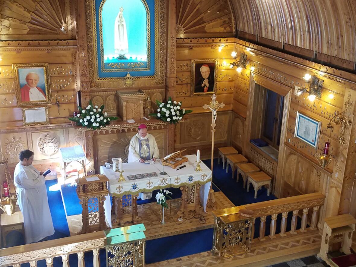 Foto: Im Sanktuarium Matki Bozej Fatimskiej in Zakopane feierten die Pilger eine Messe. Einige Paare der Gruppe feierten oder stehen kurz vor einem Ehejubiläum. (Foto: Ulrich Schwab / Katholische SonntagsZeitung)