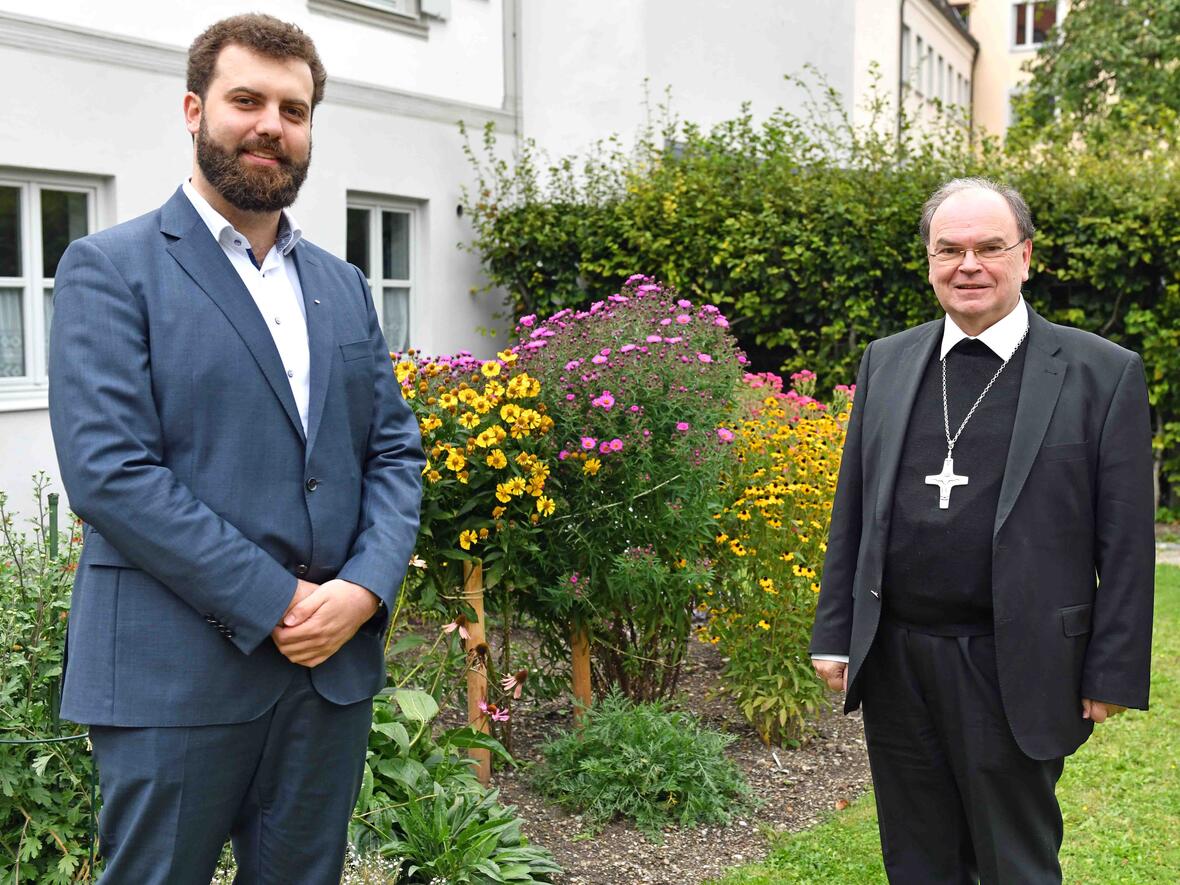 Gemeinsam für das Bewahren der Schöpfung: Bischof Bertram zusammen mit Klimaschutzmanager Max Markmiller (Foto: Nicolas Schnall / pba) 