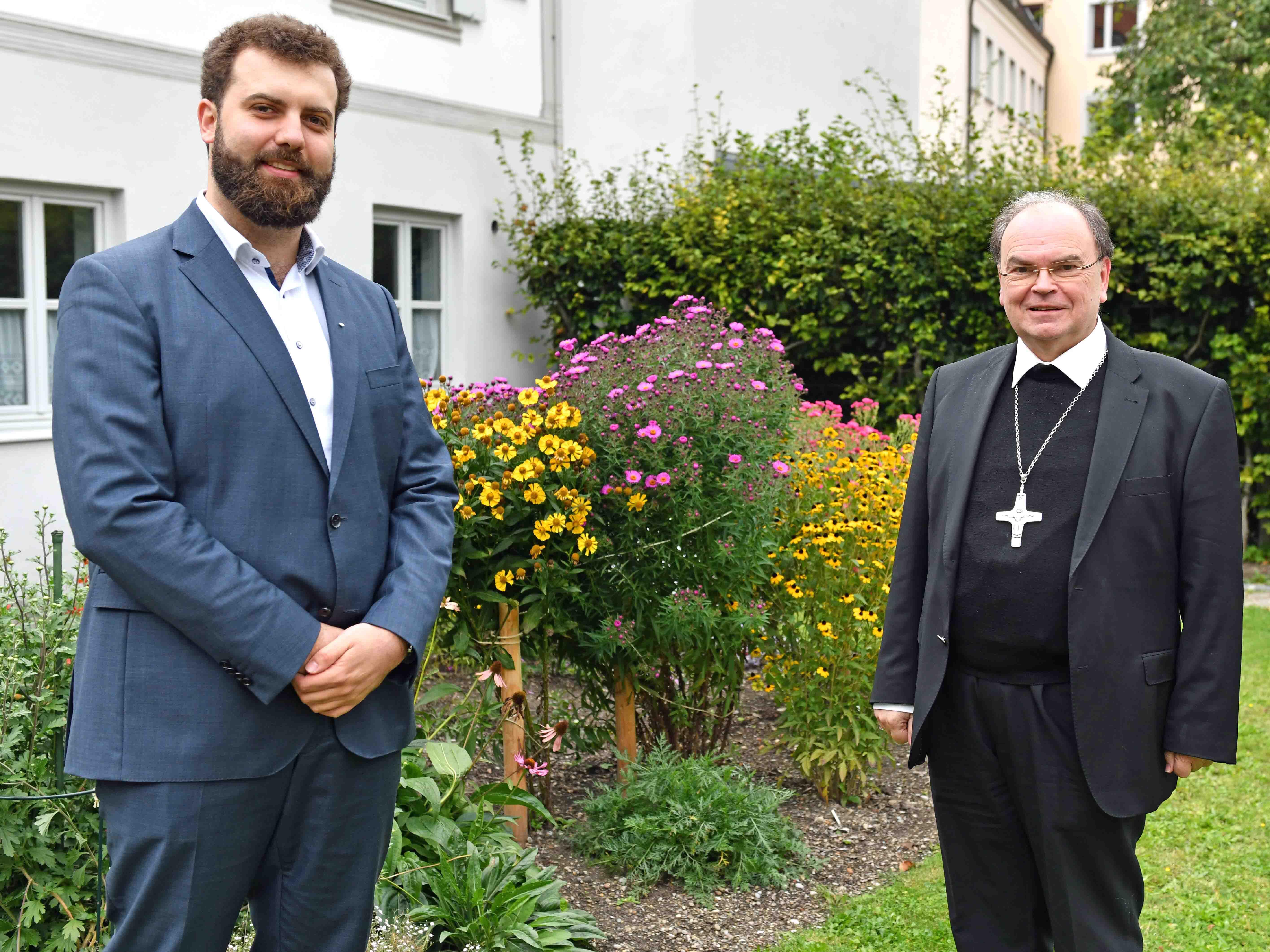 Gemeinsam für das Bewahren der Schöpfung: Bischof Bertram zusammen mit Klimaschutzmanager Max Markmiller (Foto: Nicolas Schnall / pba) 