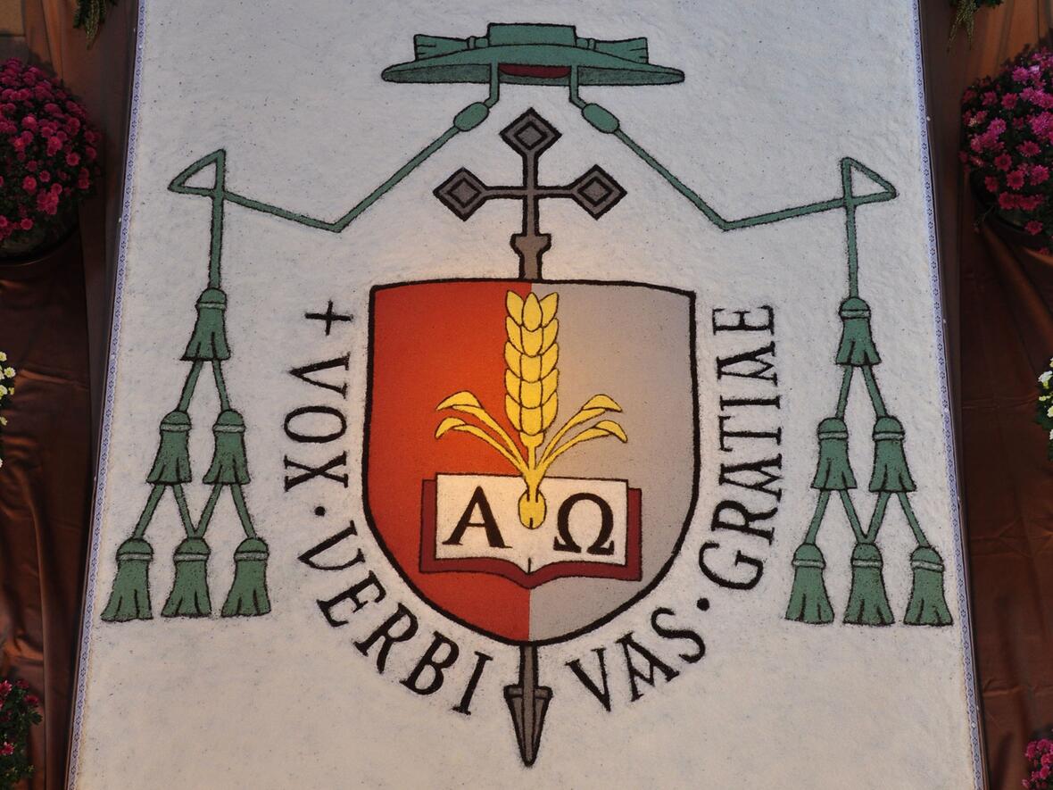 Das Körnerbild in Gundelfingen besteht unter anderem aus gefärbtem Gries, Reis, schwarzem Tee, Erde und Kokosflocken (Foto: PG Gundelfingen)