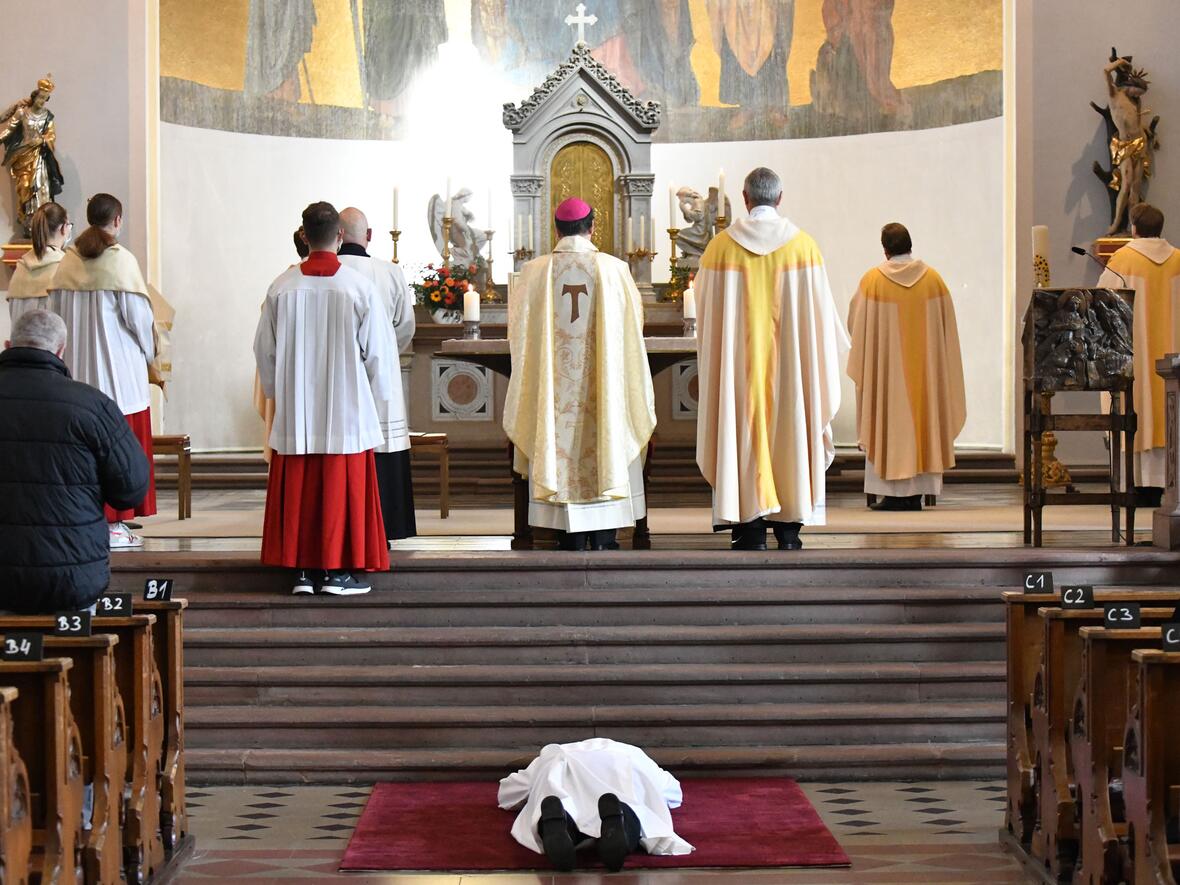 Das Niederlegen des Weihekandidaten bei der Allerheiligenlitanei (Foto: Julian Schmidt / pba)