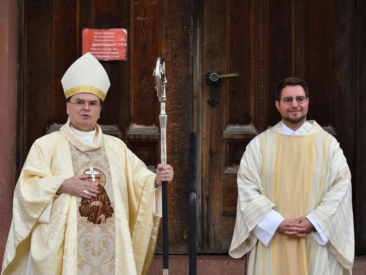 Bischof Bertram und der neugeweihte Diakon fr. Marcus Grabisch SAC (Foto: Julian Schmidt / pba)