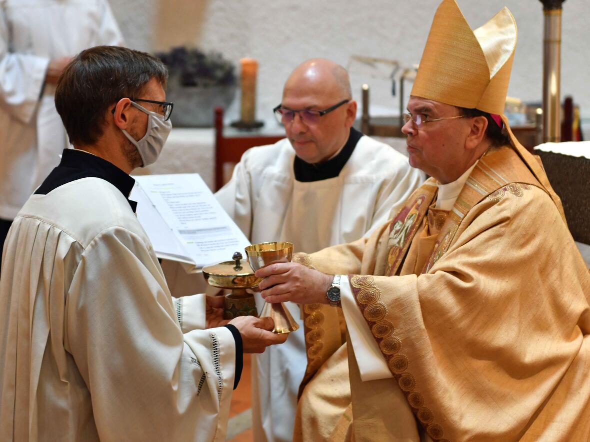 Dr. Daniel Esch wird von Bischof Bertram für den Akolythendienst beauftragt. (Foto: Nicolas Schnall / pba)
