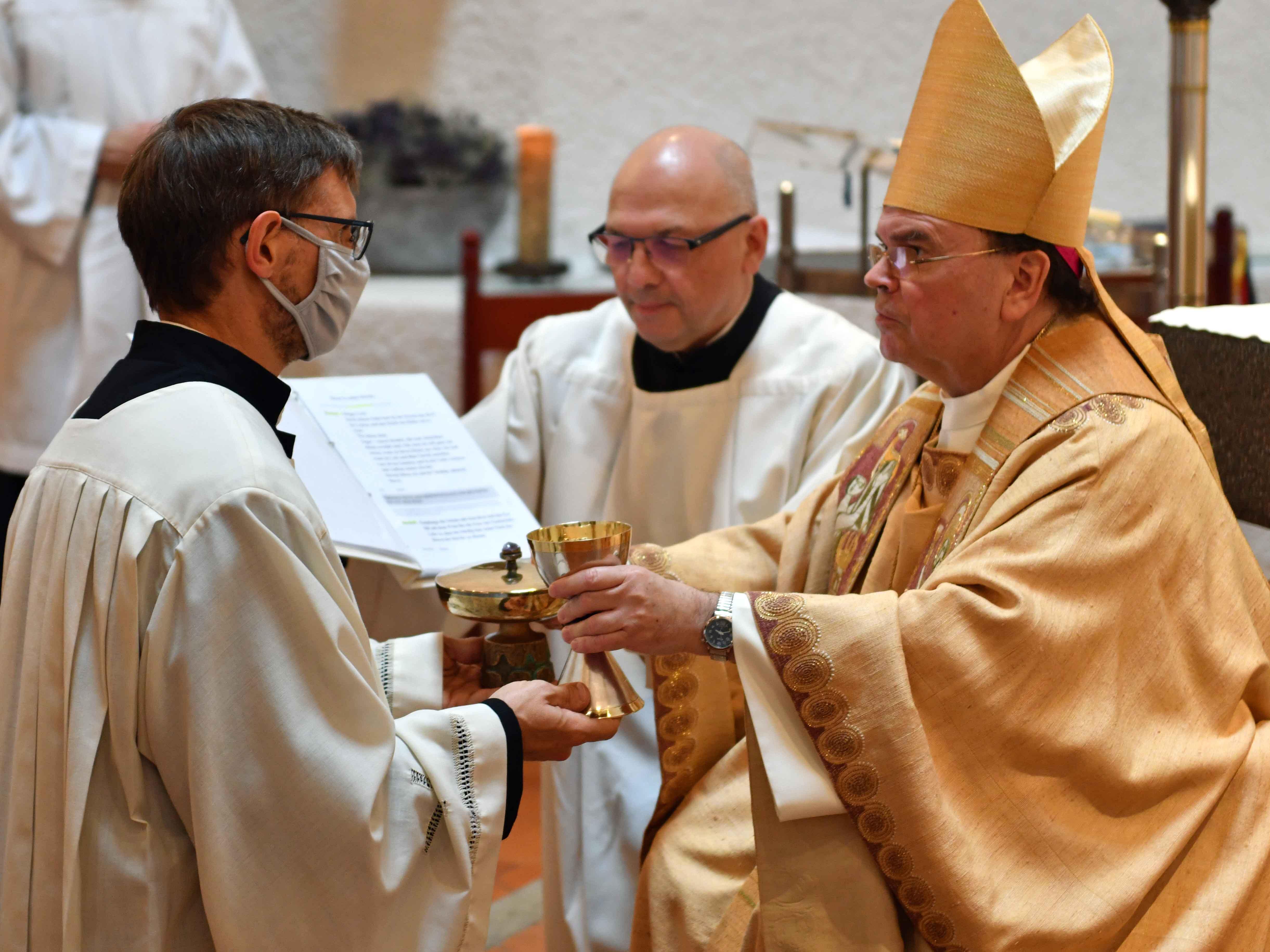 Dr. Daniel Esch wird von Bischof Bertram für den Akolythendienst beauftragt. (Foto: Nicolas Schnall / pba)
